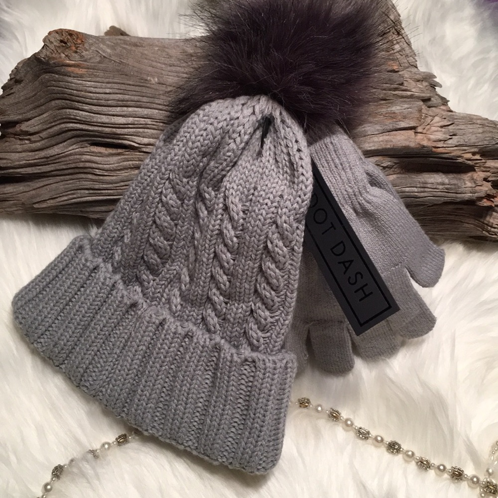 🎀Women’s Gray Pom beanie and gloves Set🎀